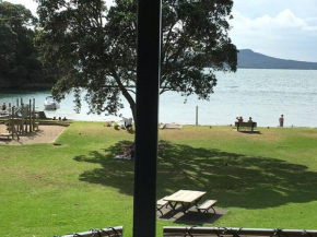 Beachside Bliss Castor Bay - Holiday by the Beach
